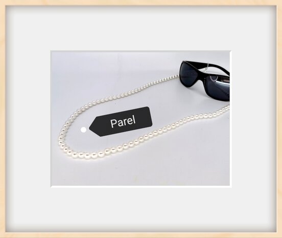 Die trendige Brillenkordel bei Modeaccessoires wird durch die modische Perlenkette ersetzt.