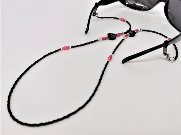 Die trendige Brillenkordel bei Modeaccessoires wird durch die modische große und kleine Perlenkette ersetzt.