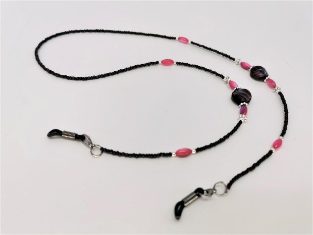 Die trendige Brillenkordel bei Modeaccessoires wird durch die modische große und kleine Perlenkette ersetzt.