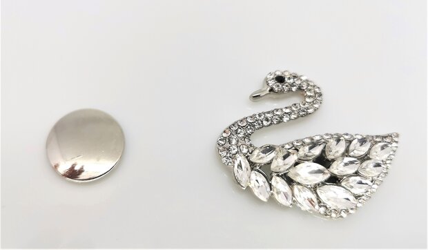 Magnet Brosche - Silver Swan - Crystal, perfekt um Schals, Wraps und Strickjacken ohne Löcher zu verschließen.