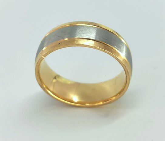 RVS goudkleurig ring brede geborsteld Zilver Kleur middenin en beide zijkant goud glanzend strookje. doos 36st