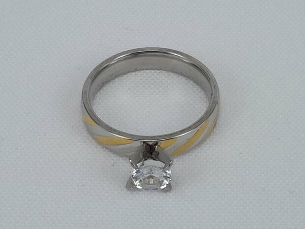 Edelstaal Ringen zilverkleurig ring met goud kleur schuin streep bezet 5mm zirconia, doos 36 st