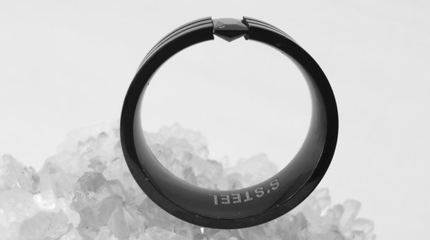 Chic - Schwarz - Stahlring mit - Schwarzem Kristall Größe 17 bis 22