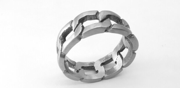 Super cool – robust – Edelstahl – gebürsteter Stahl – Glied – Ring – kubanisches Gliedermotiv.