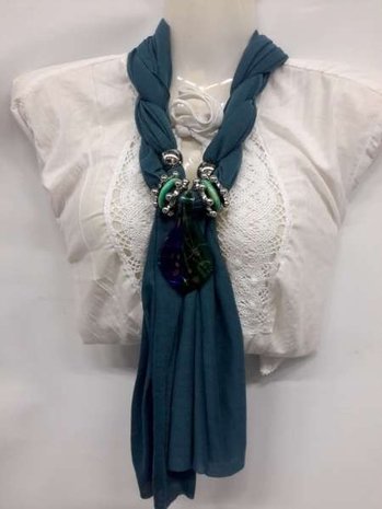 Sjaal met bladvormige murano glashanger, in 5 kleuren