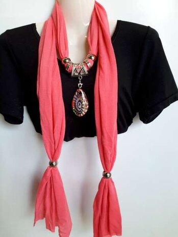 Sjaal met murano glashanger, kleur zalmroze.