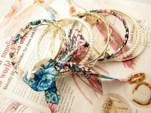 Armband, 7 dichte ringen goudkleur, parelmoer, stof in bloemenprint, 5