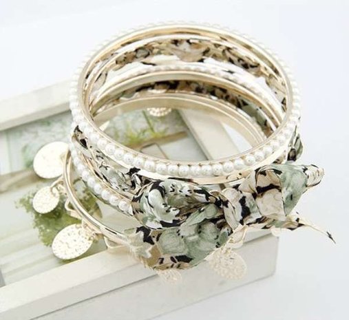 Armband, 7 dichte ringen goudkleur, parelmoer, stof in bloemenprint, 5