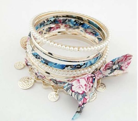 Armband, 7 dichte ringen goudkleur, parelmoer, stof in bloemenprint, 5