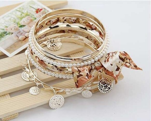 Armband, 7 dichte ringen goudkleur, parelmoer, stof in bloemenprint, 5