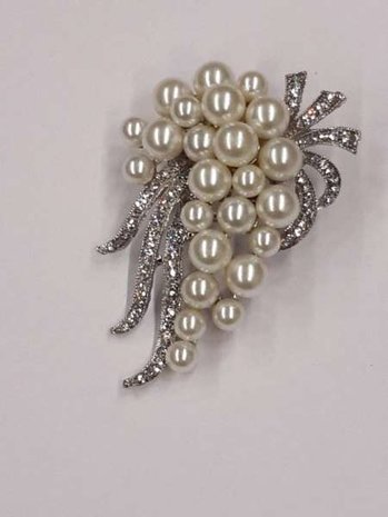 Broche, zilverkleur, tros met veel parels en strass