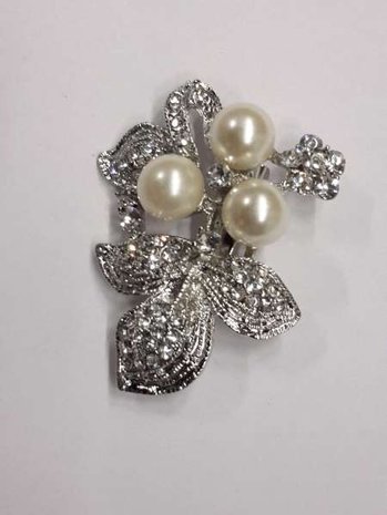 Broche, zilverkleur, 3 blaadjes, 3 parels en strass