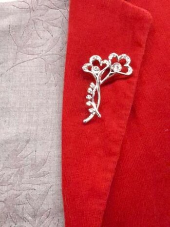 Broche, zilverkleur, 2 bloemkelkjes met strass