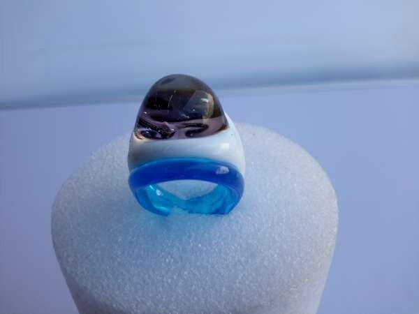 Ring, witte murano met blauwe randen, bol op de ring in wit en lila, 12 stuks