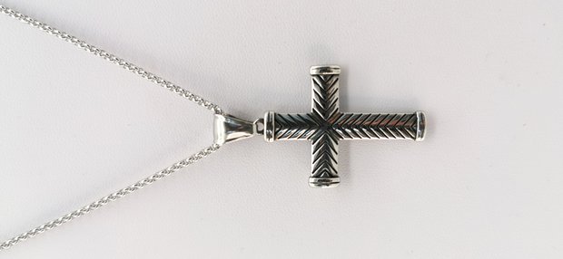 Roestvrij staal kruisvormige hanger met strepen.