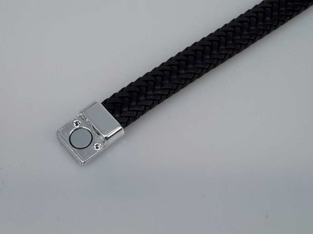 Lederen fijne gevlochten armband zwart met magneet sluiting.
