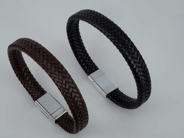 Lederen fijne gevlochten armband zwart met magneet sluiting.