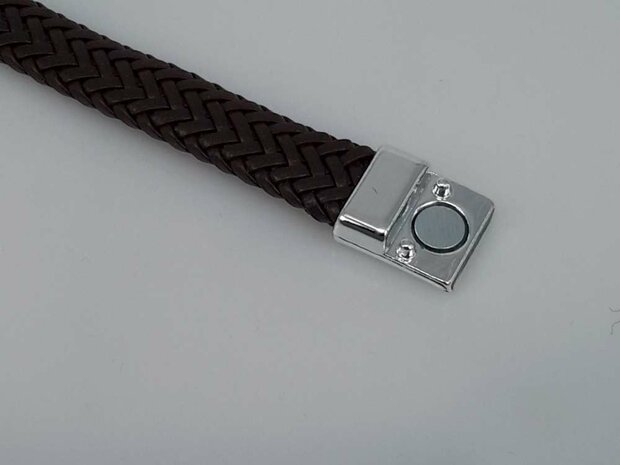 Lederen fijne gevlochten armband bruin met magneet sluiting.