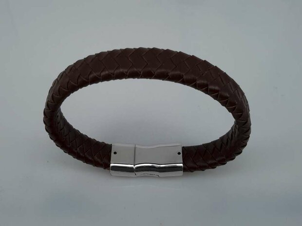 Lederen gevlochten armband bruin met magneet sluiting.