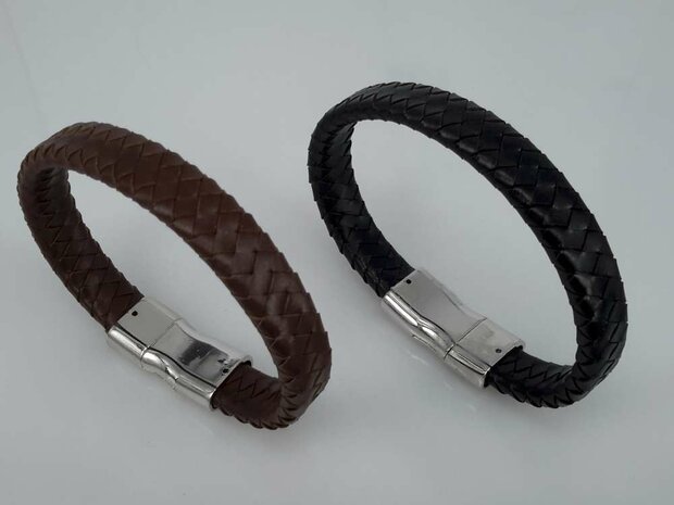 Lederen gevlochten armband bruin met magneet sluiting.