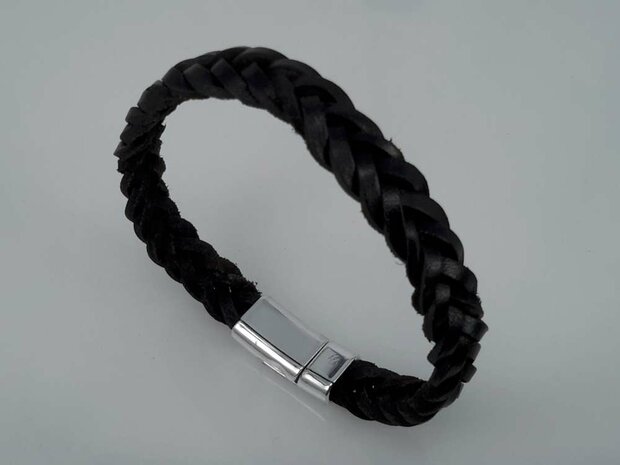 Stoere leren zwart gevlochten armband met magneet sluiting.