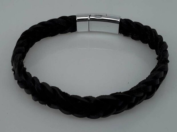 Leder schwarz geflochtenes Armband mit Magnetverschluss.