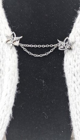 Clips met dubbel ketting  symbool Triquetra Engel in kleur antiek zilver look.