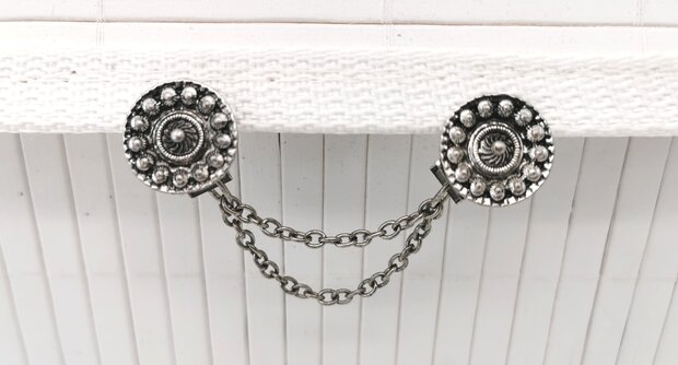 Clips met dubbel ketting Zeeuwse knoop in kleur antiek zilver look.