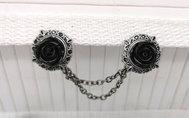 Clips met dubbel ketting 3D zwart roos in kleur antiek zilver look.