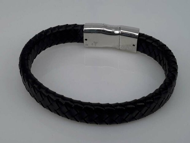 Leder schwarz geflochtenes Armband mit Magnetverschluss.