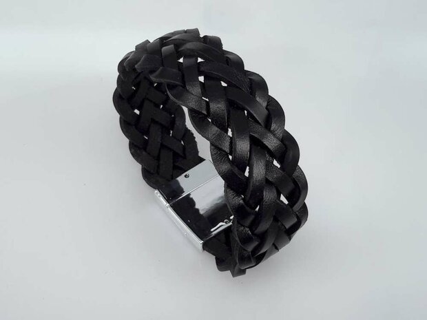 Stoere leren zwart breed dubbel gevlochten armband met magneet sluiting.