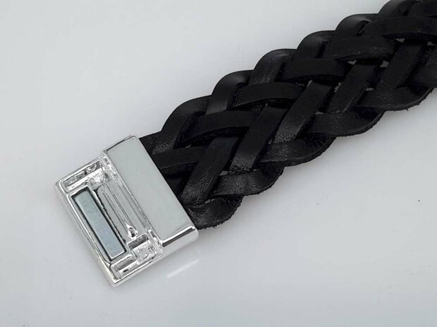 Stoere leren zwart breed dubbel gevlochten armband met magneet sluiting.