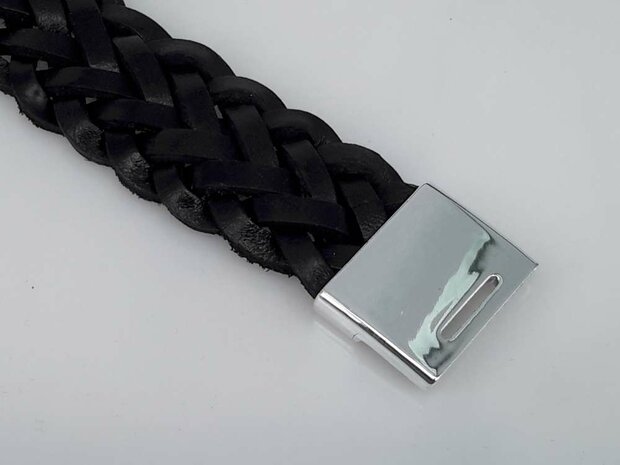 Stoere leren zwart breed dubbel gevlochten armband met magneet sluiting.