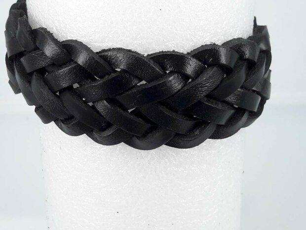 Stoere leren zwart breed dubbel gevlochten armband met magneet sluiting.