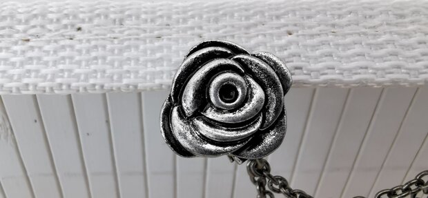 Clips met dubbel ketting, 3d roos knoop in antiek zilverkleur.