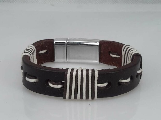 Leren Armband bruin, gestikt bruin-wit, 4 dwars draad, magneetsluiting