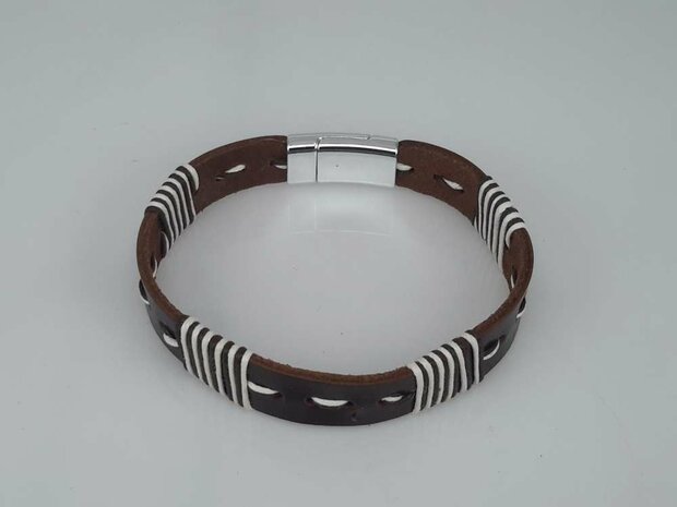 Leren Armband bruin, gestikt bruin-wit, 4 dwars draad, magneetsluiting