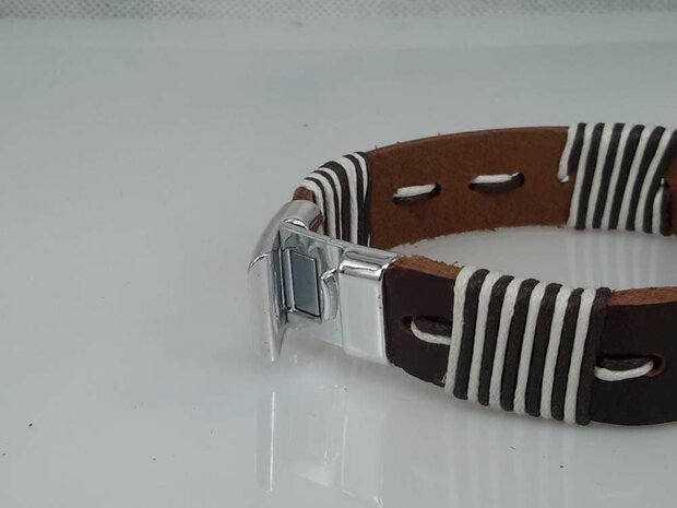 Leren Armband bruin, gestikt bruin-wit, 4 dwars draad, magneetsluiting