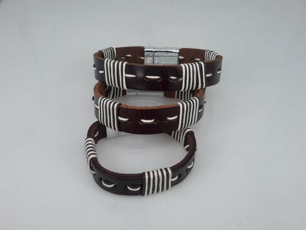 Leren Armband bruin, gestikt bruin-wit, 4 dwars draad, magneetsluiting