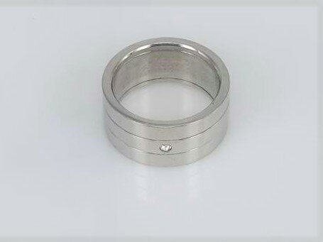 RVS brede triple  stress - spinning ringen met kleine zirkonia in middenste ring.  doos 36 st