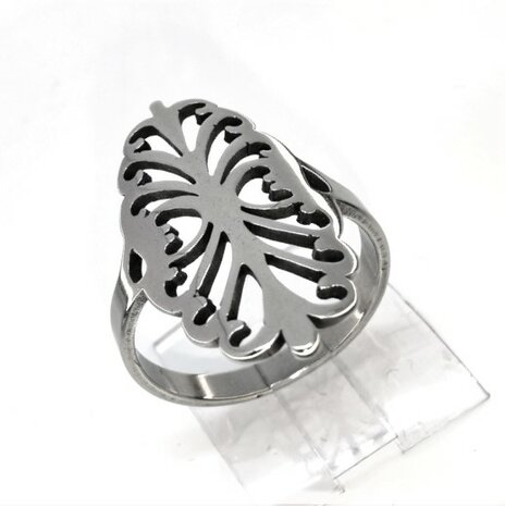 Edelstahl Ringe Silberring mit ausgeschnittener Figur.
