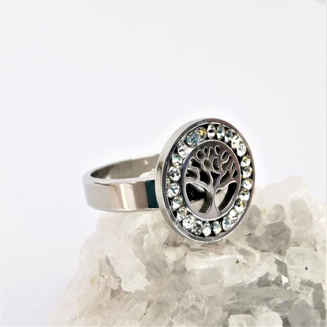 Edelstaal Ringen zilverkleurig rond met levensboom motief en omheen strass steentje