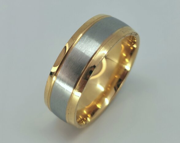 RVS goudkleurig ring brede geborsteld Zilver Kleur middenin en beide zijkant goud glanzend strookje.