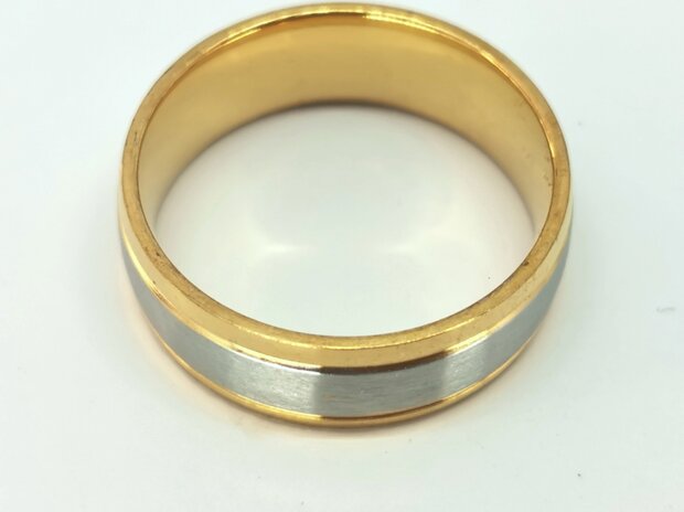 RVS goudkleurig ring brede geborsteld Zilver Kleur middenin en beide zijkant goud glanzend strookje.