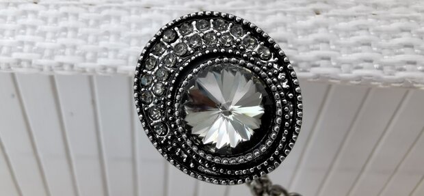 Clips mit doppelter Kette, oval mit schwarz-großem anthrazitfarbenem Kristall