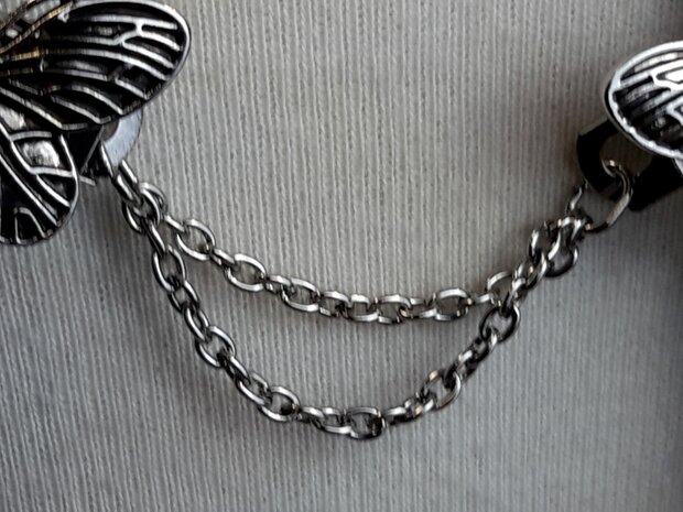Clips met dubbel ketting vlinder in kleur antiek zilver look.