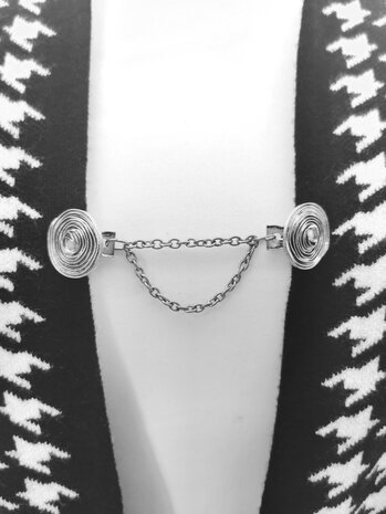 Clips met dubbel ketting  Spiraal symbool in kleur antiek zilver look.