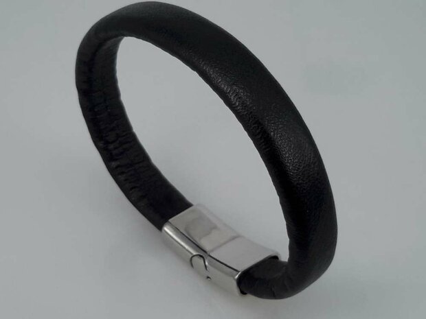 Armband van zwart Regalizleer zwart met  insteeksluiting met magneet.