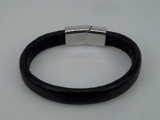 Armband aus schwarzem Regaliz Leder schwarz mit Einsteckverschluss mit Magnet.