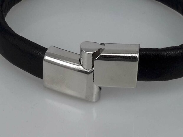 Armband van zwart Regalizleer zwart met  insteeksluiting met magneet.